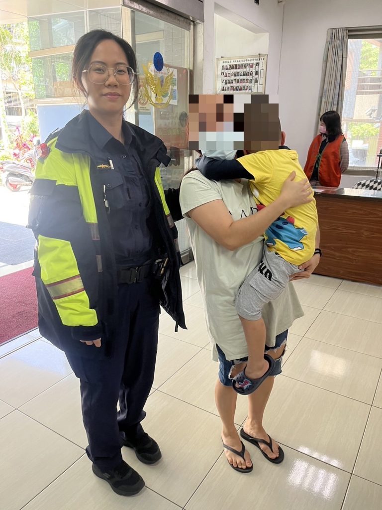 板橋警最終幫小男孩跟媽媽重逢。（記者戴昱弘翻攝）