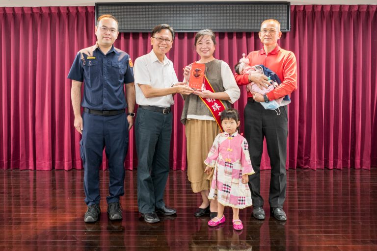 臺中市政府警察局特別利用母親節前夕，表揚112年警察模範母親。 (圖/林㤈輝翻攝)
