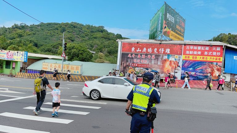 警政署為有效降低行人事故自5月22日至6月5日執行全國同步辦理「行人高發事故路口精緻執法」專案。(圖/林㤈輝翻攝)
