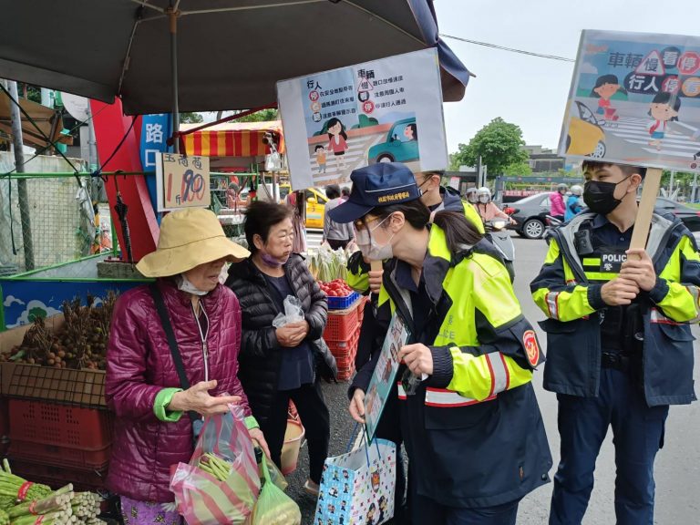 桃園分局於車站、市場等人潮聚集處所，向民眾做交通安全宣導。（記者 宋紹誠翻攝）