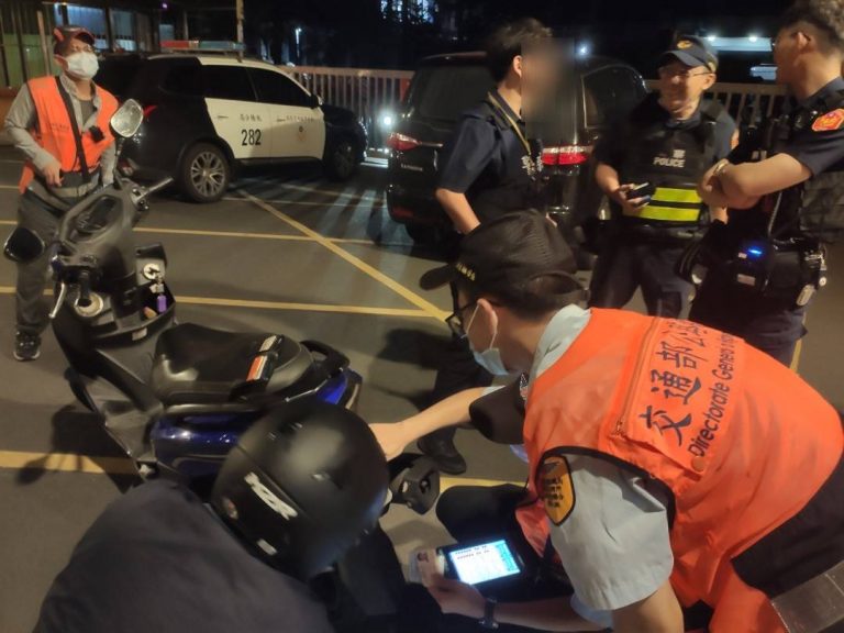 板橋警監聯合擴大臨檢。（記者戴昱弘翻攝）