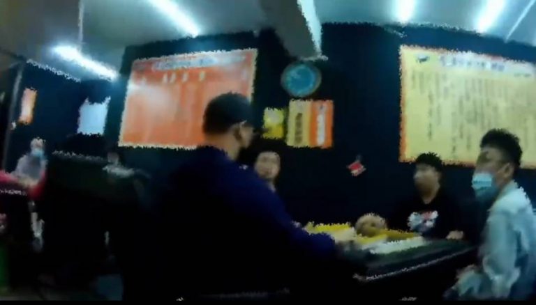 警喬扮賭客查獲假麻將交流協會賭場。(記者林金聖翻攝)