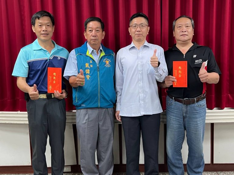 霧峰警友辦事處主任戴儲賢日前蒞臨霧峰分局頒獎給近期有功單位暨個人。(圖/林㤈輝翻攝)