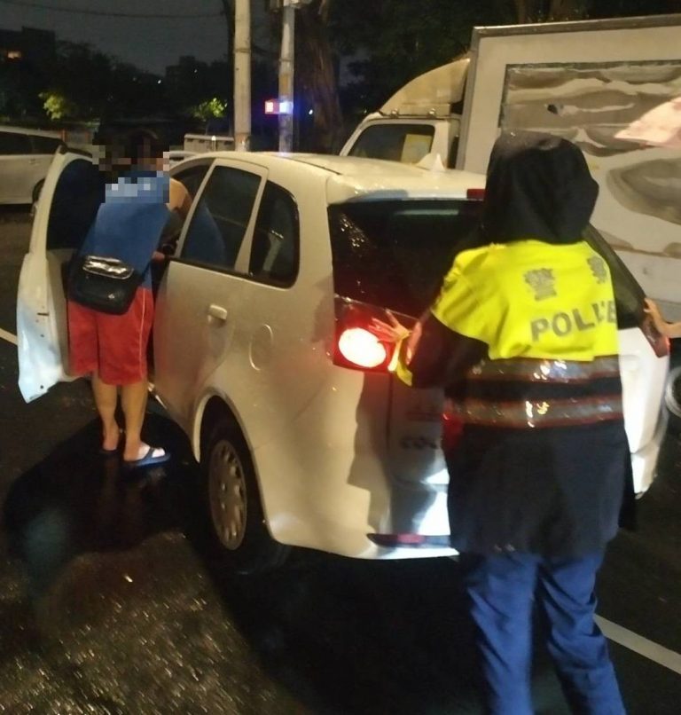 中市警霧峰分局國光派出所日前助夜間拋錨車輛民眾排除狀況。(圖/林㤈輝翻攝)