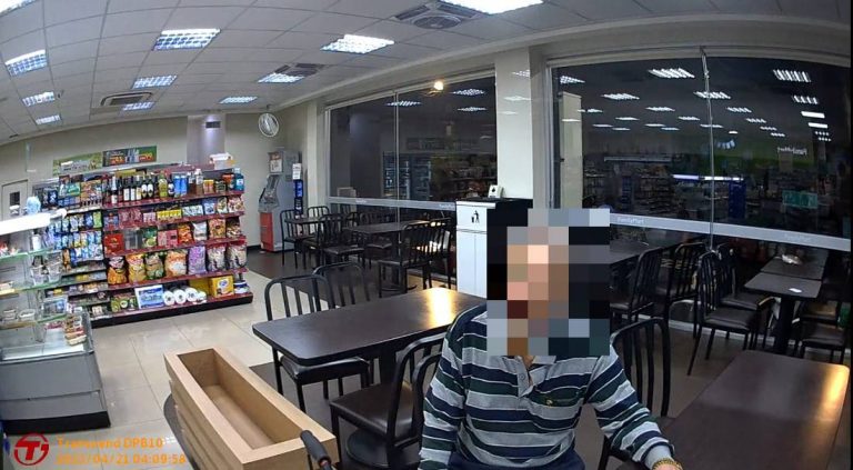 中市警霧峰分局成功派出所警員詹子沅、李明昱於日前熱心平安護送迷失老翁返家。(圖/林㤈輝翻攝)