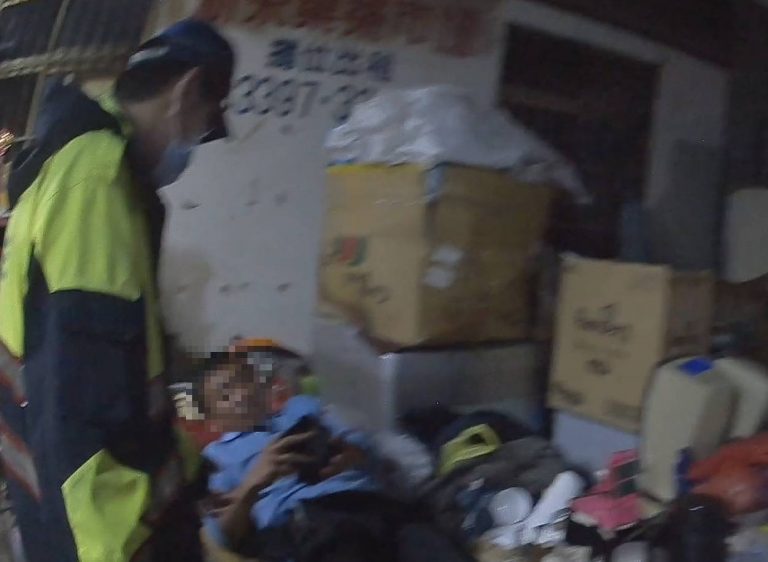 中市警霧峰分局內新派出所警員王詮福、沈裕棊日前助協尋身體不適民眾並送醫。(圖/林㤈輝翻攝)