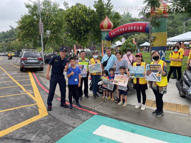 中市警霧峰分局特結合阿罩霧公園辦理慶端午親子野餐繪圖活動時機實施交通安全宣教。(記者林㤈輝翻攝)