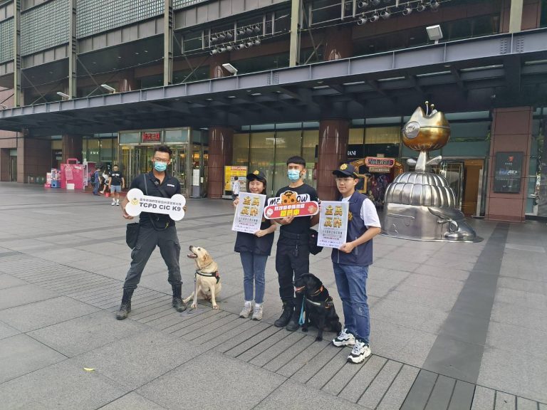 中市警刑大由PINKY和BABY領銜擔任全民識詐大使，現場吸引民眾不分年紀、性別的注意。 (圖/林㤈輝翻攝)