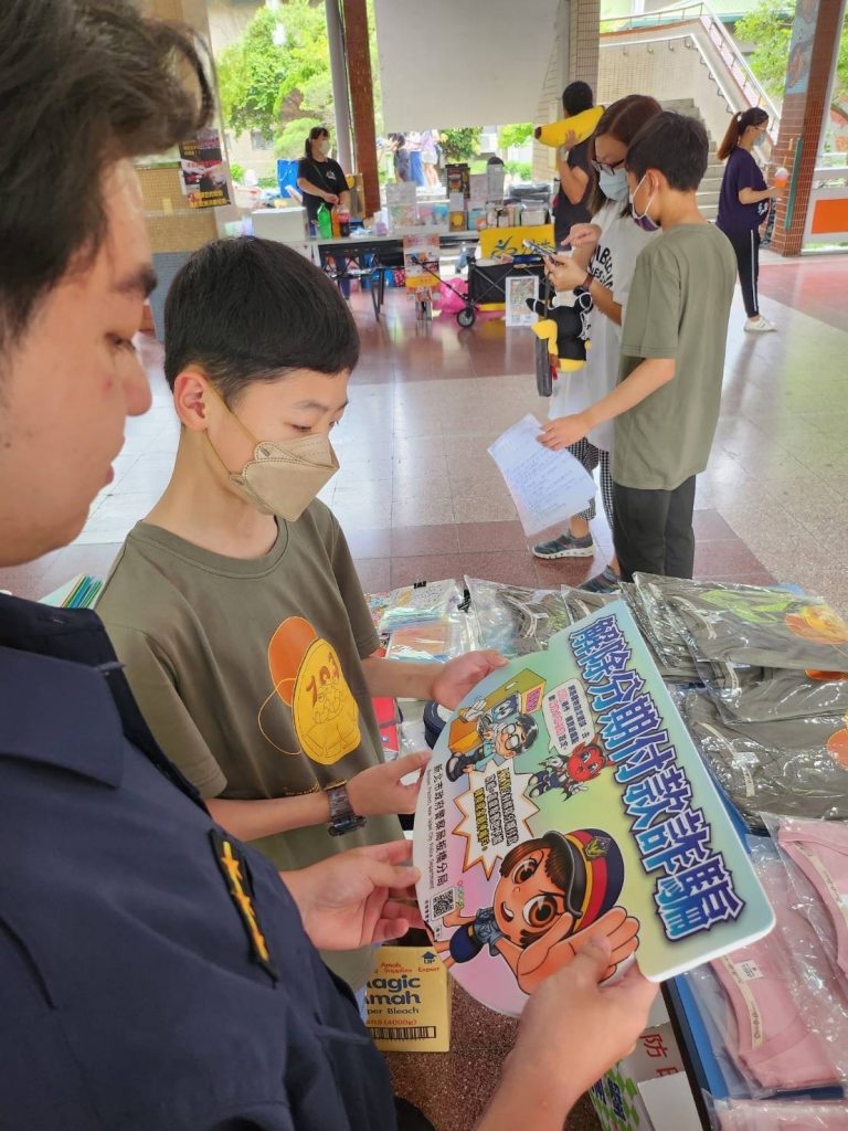 板橋警前往沙崙國小宣導防詐。（記者戴昱弘翻攝）