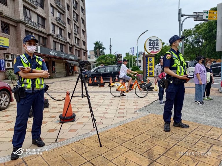 龜山警於路口實施精緻執法。（記者戴昱弘翻攝）