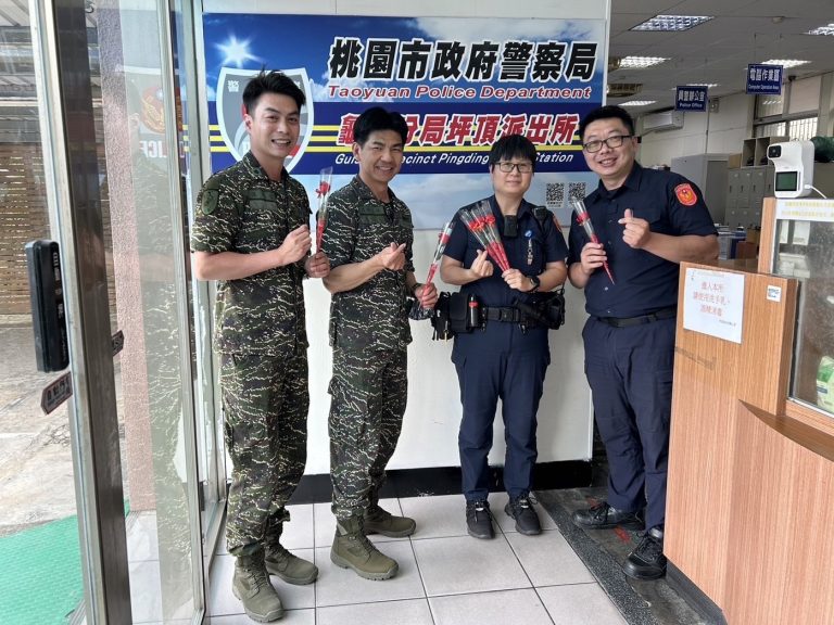 上校劉佳志主任前往坪頂派出所致贈康乃馨。（記者戴昱弘翻攝）