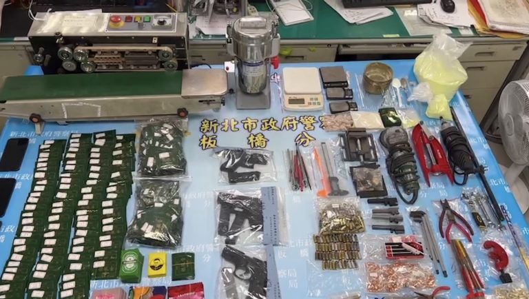 板橋警南下查獲大量毒品及槍枝。（記者戴昱弘翻攝）