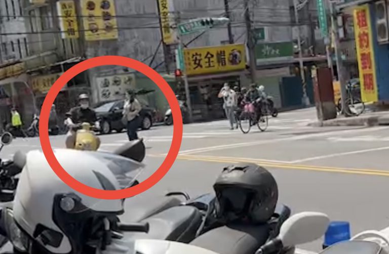 板橋警針對路口不禮讓行人取締。（記者戴昱弘翻攝）