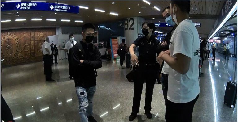 航警局員警處理民眾糾紛情事。（記者徐煜勝翻攝）