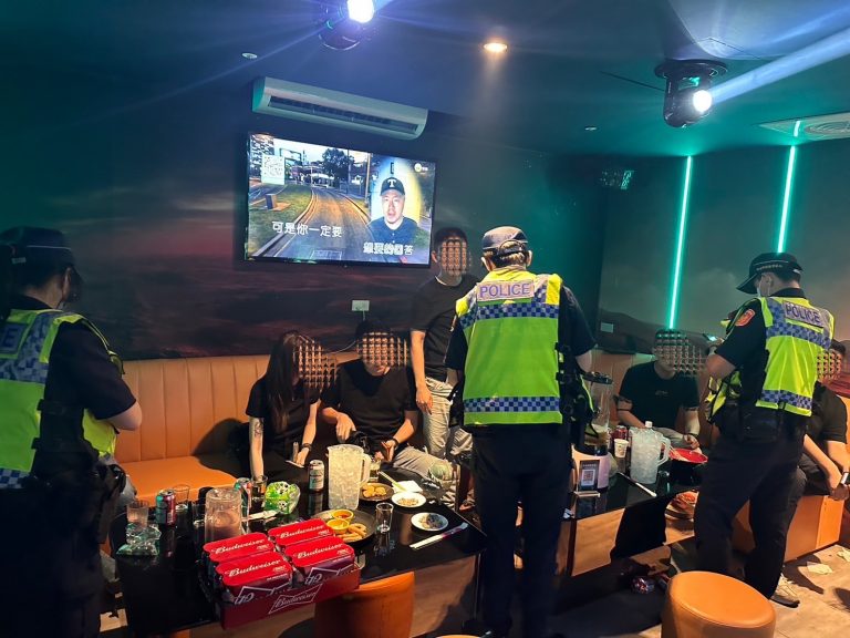 板橋警針對轄內治安場所進行臨檢。（記者戴昱弘翻攝）