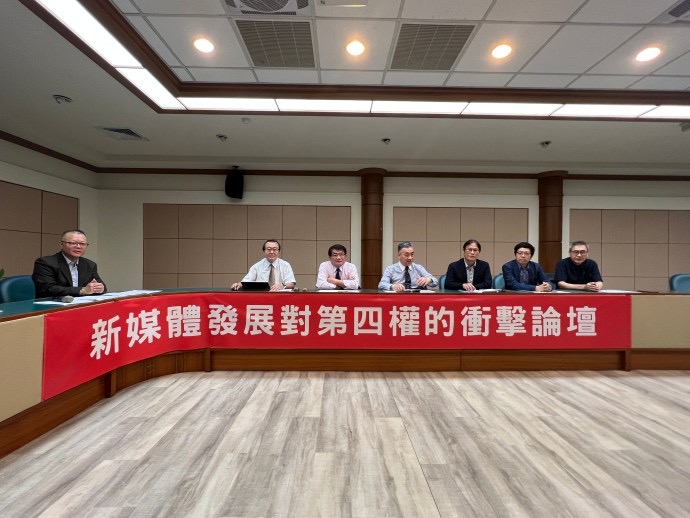 台中媒體人及學術界教授博士針對時事議題進行學者論壇交流。（記者楊國域翻攝）