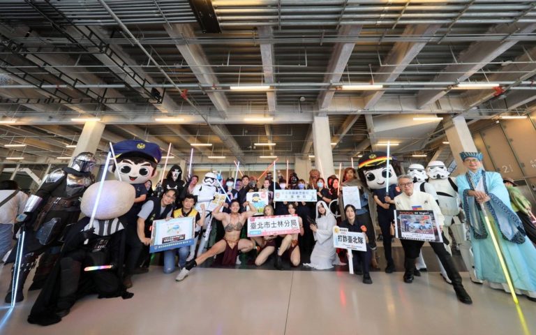 今年世界星戰日活動於臺北表演藝術中心舉辦，臺北市政府警察局士林分局及北投分局受邀共同出席。(記者林艷林翻攝)
