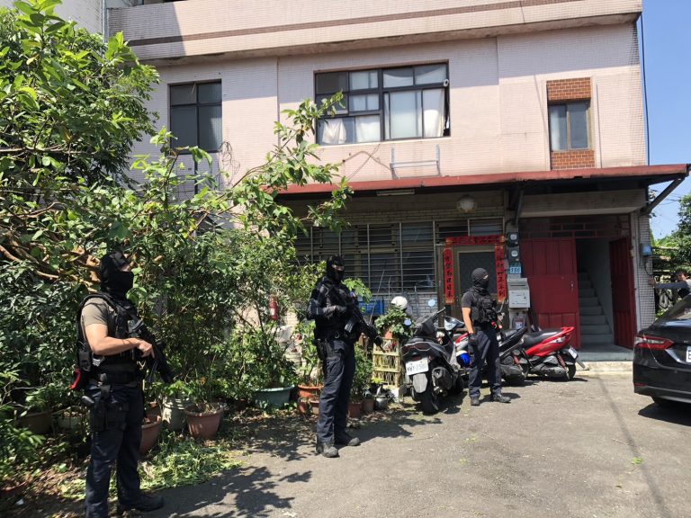 北市刑大特勤中隊幹員全副武裝現場戒備。（記者林金聖翻攝）