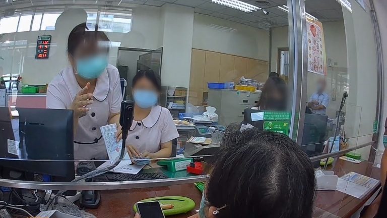 郵局櫃檯人員告知婦人可能遇上詐騙集團。（記者林金聖翻攝）