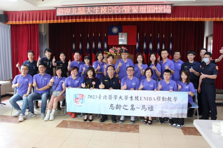 台灣警雁關懷協會理事長盧苓與北醫大生技EMBA蕭育仁副院長一同到連江縣警局頒獎。（記者徐煜勝翻攝）