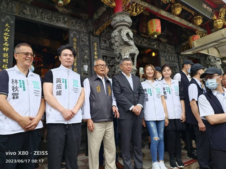 台灣民眾黨桃園市黨部發言人馬治薇(左5)首次陪同主席亮相，成為柯文哲桃園行程中的一道美麗風景。(記者廖湘寧攝)