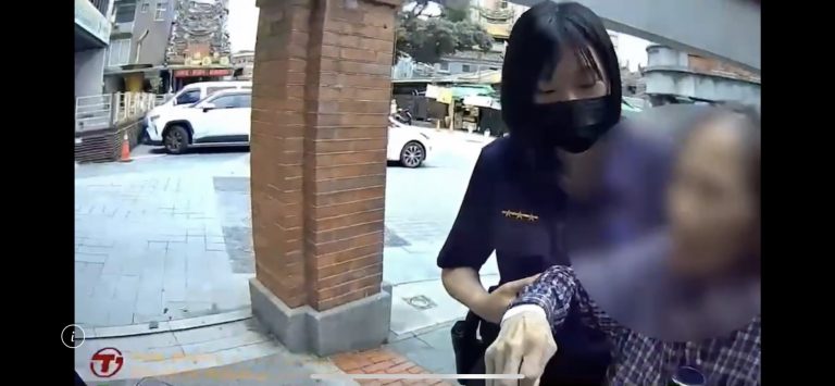 身穿藍白格襯衫的老人疑似有失智症狀，員警上前攙扶將他帶回派出所安置。