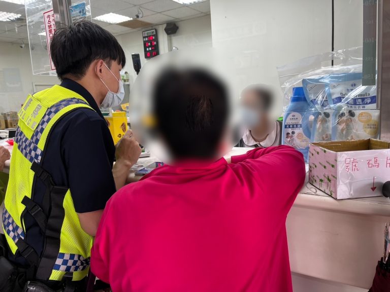 中市警豐原分局翁子派出所巡佐賴芳柎、警員莊謄逸日前成功阻詐守住民眾荷包。(圖/記者謝榮浤翻攝)