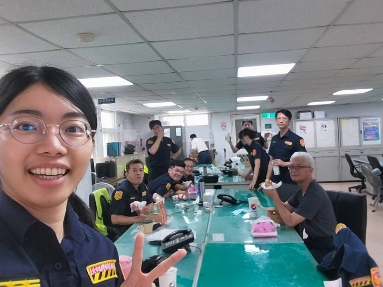 文山二分局長陳瑞基感謝同仁不分日夜的辛勞，透過熱呼呼的餐點向全體警察同仁捎來溫馨的祝福。（記者黃荷琇翻攝）