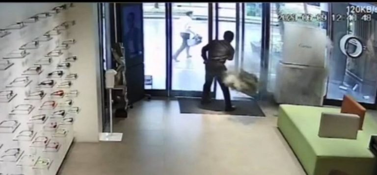 員工機警將煙霧彈撿起丟到門外解除危機。（記者林金聖翻攝）
