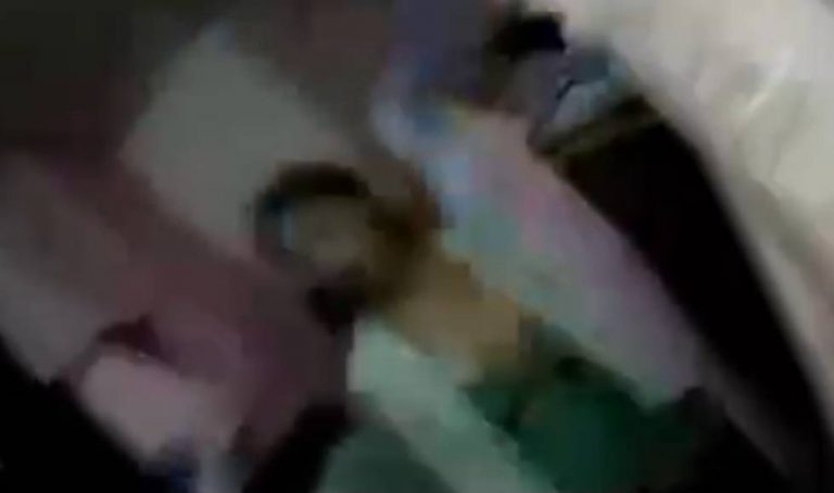 警將藏匿的按摩女一一揪出。（記者林金聖翻攝）