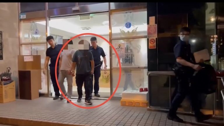 板橋警將游姓通緝犯逮捕歸案。（記者徐煜勝翻攝）