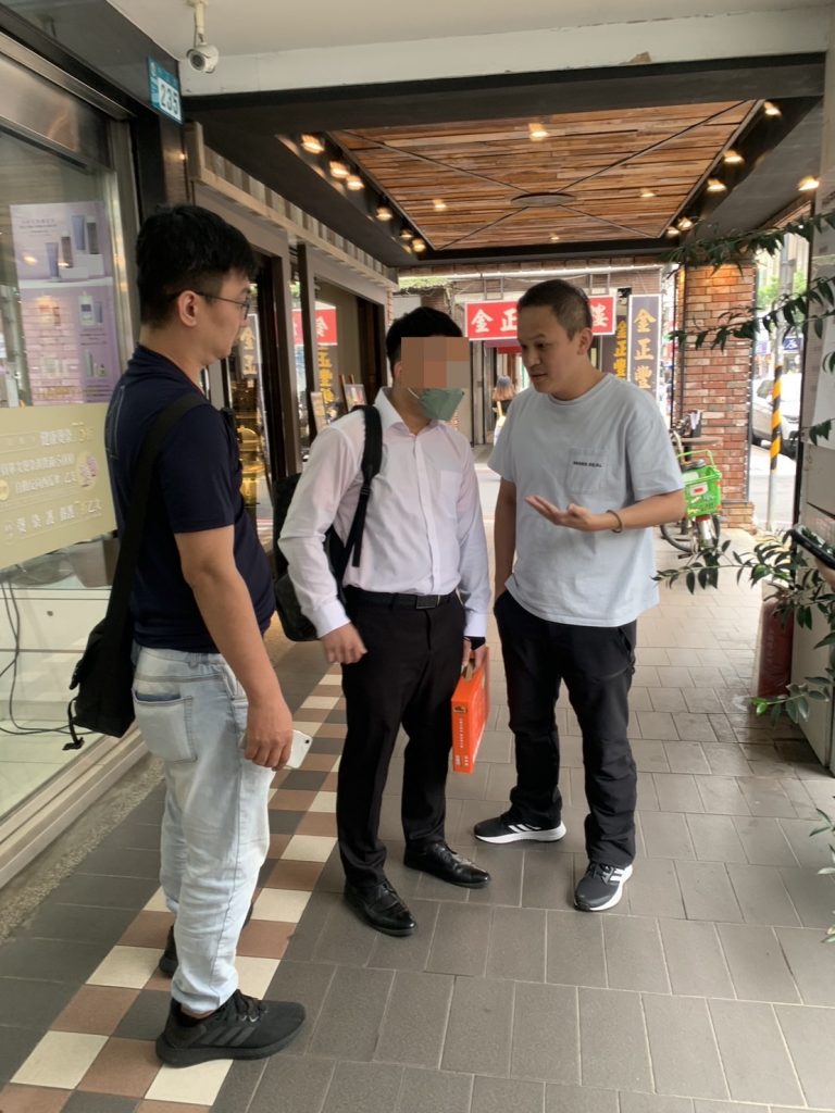 板橋警即時逮獲詐騙車手。（記者徐煜勝翻攝）