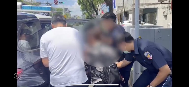 高齡阿嬤跟鄰居口角負氣推菜籃車行走快車道尋短，警員及里長合力阻悲劇發生，並暖心護送返家。（記者楊國域翻攝）