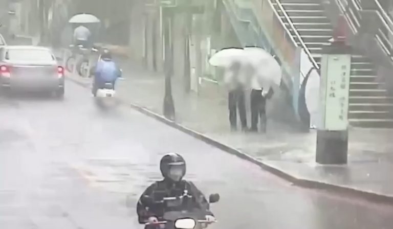 車手大雨中與老翁面交。(記者林金聖翻攝)