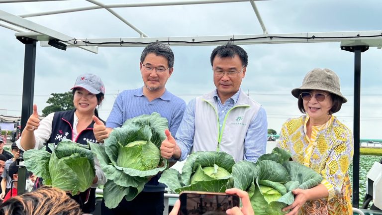 農委會主委陳吉仲、立法委員劉建國等人出席示範觀摩。（記者林金聖翻攝）
