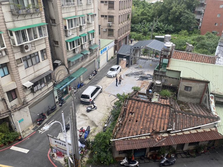 三峽警結合市府公安稽查將明仁會組合屋堂口徹底拆光，還民安寧的居住環境。（記者徐煜勝翻攝）