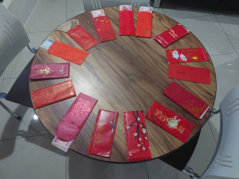 《圖說》臺東市清潔隊在資源回作業時發現棄置拉鍊包，內有大批紅包袋且裝滿鈔。〈臺東分局提供〉