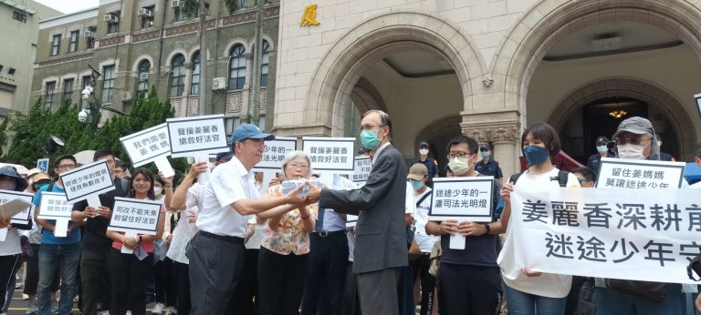 台北市盼望協會理事長謝東宏(戴帽者)，代表各聲援團體遞交1600多份陳情書信和聯署書給司法院、總統府。(記者張欽翻攝)