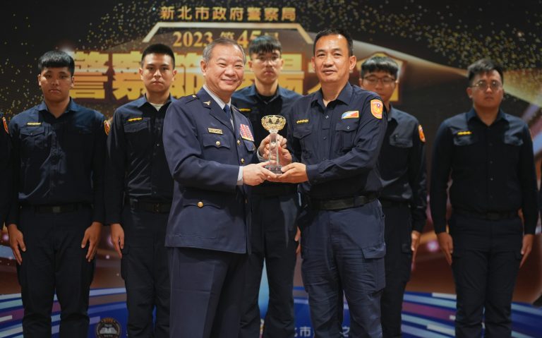 新北市警察局今日舉辦警察節慶祝大會，局長廖訓誠頒獎表揚模範警察、刑事鑑識楷模及資深優良警察獎章代表。〈警察局提供〉