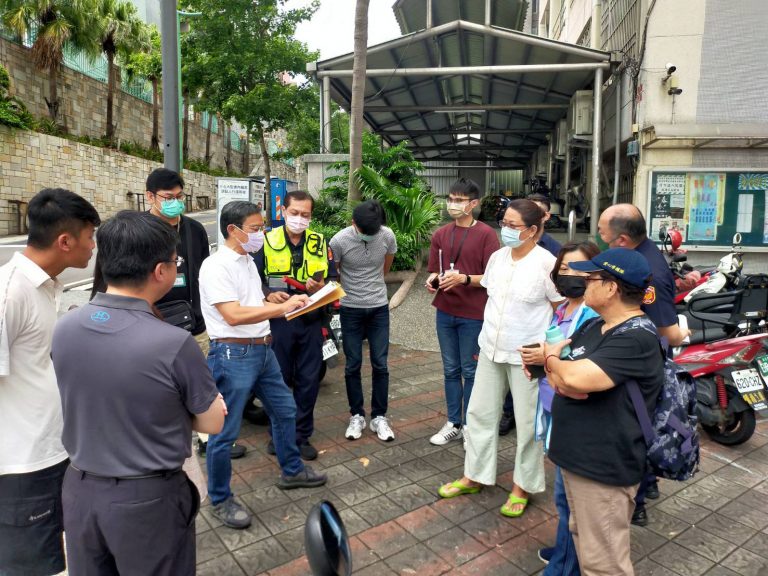 台北市議員陳政忠(穿白衣)接獲民眾反映北投區新民路、泉源路口北側夜間經常受汽機車噪音困擾無法入睡，今天下午邀集市府相關單位會勘決定7月起每周末加強攔檢。(記者張欽翻攝)