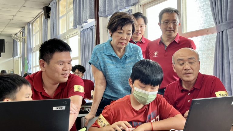 AI人工智慧營廣受學童歡迎，台積電慈善基金會董事長張淑芬帶領學童初探人工智慧之門。(圖/記者薛秀蓮拍攝)