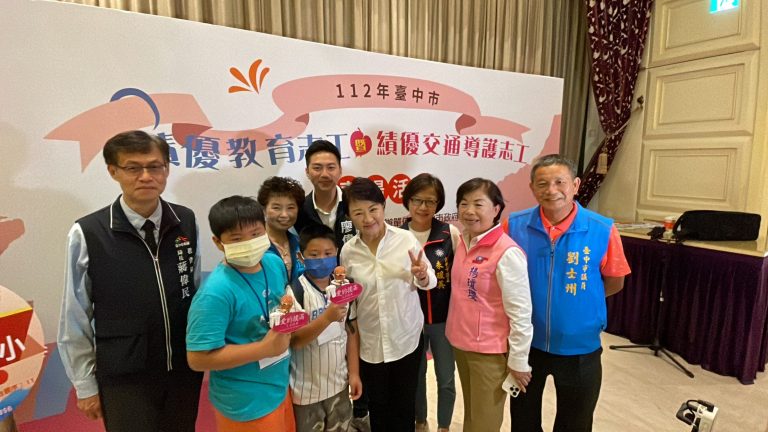 台中市長盧秀燕(右4)和國民黨台中市立委楊瓊瓔(右2)、台中市議員劉士州、國民黨台中市西南屯區立法委員候選人廖偉翔(右5後)、立法委員江啟臣辦公室主任江紅(左3後)及台中市教育局長蔣偉民(左1)等人與小小主播夏令營學員喜相逢。(記者謝榮浤翻攝)