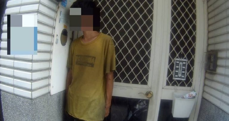 陳男離家躲在議員服務處門口。（記者徐煜勝翻攝）