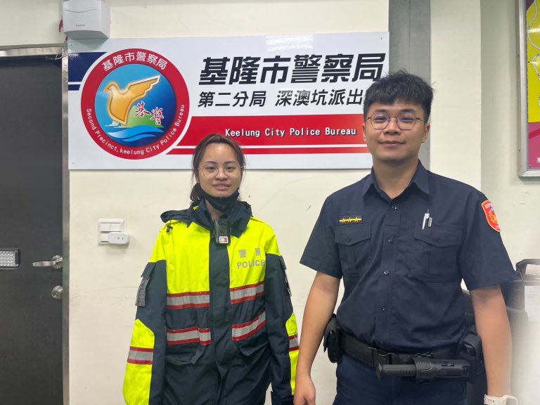 新住民蔡靜（左二）獲築夢計畫補助一圓創業夢想，移民署嘉義縣服務站行動服務前往道賀。（劉志強翻攝）