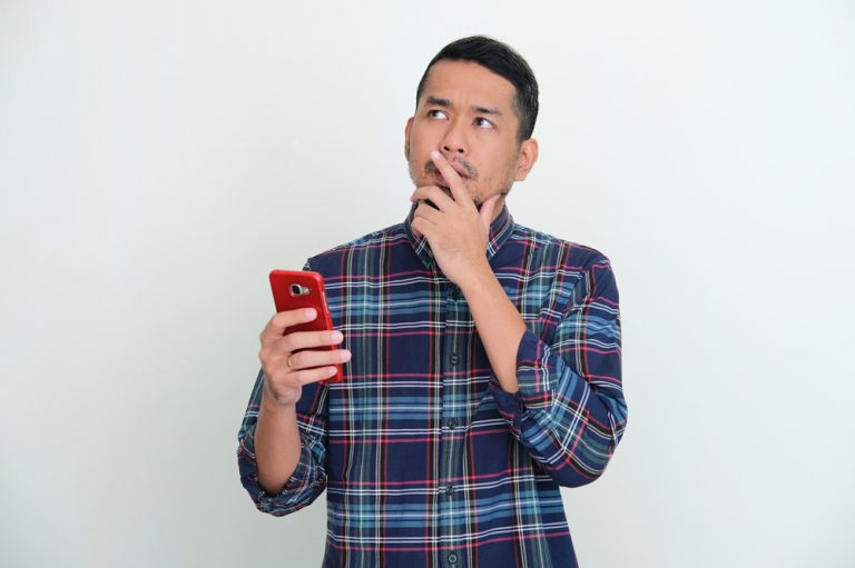 過度使用手機會影響大腦功能，別忽視腦部健康 (圖片來源：Shutterstock)