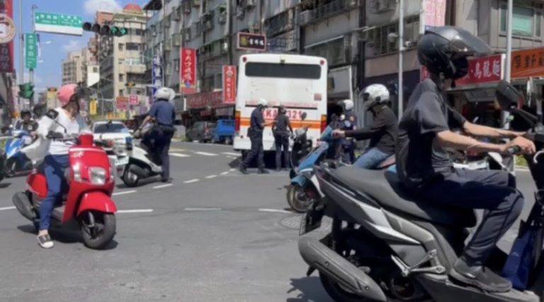 板橋警方合力推公車排除路況。（記者徐煜勝翻攝）
