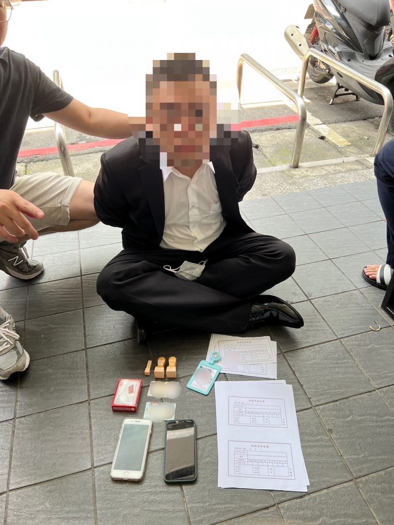 取款車手一出現海山警立即上前逮捕。（記者徐煜勝翻攝）