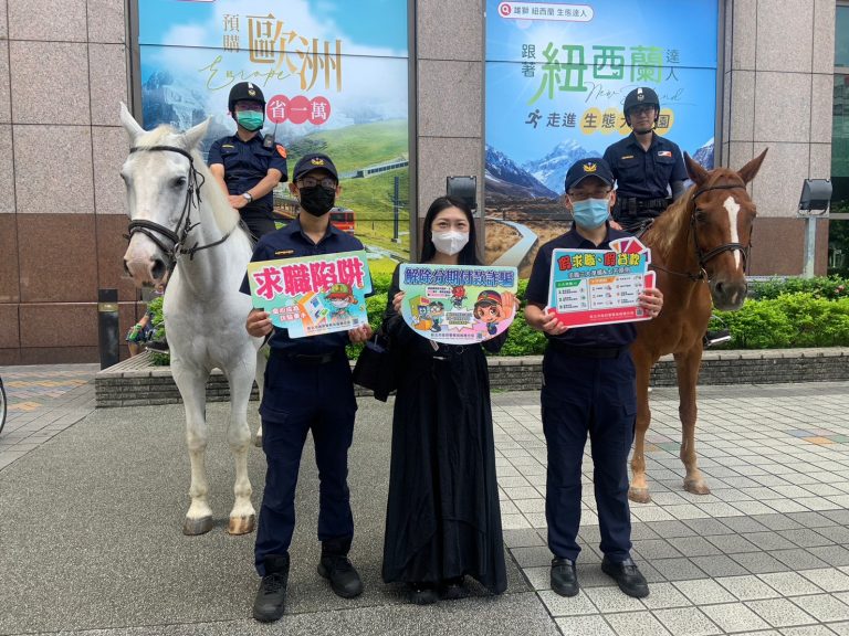 板橋警與騎警隊共同宣導反詐。（記者徐煜勝翻攝）