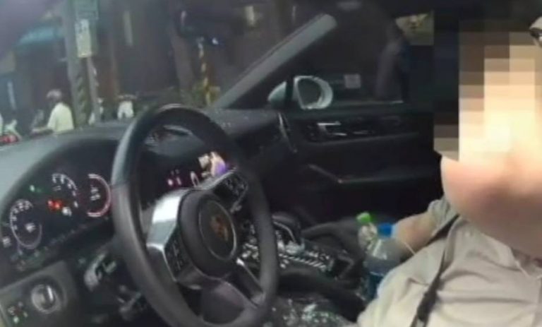 黃男駕保時捷睡著，警破窗解危。（記者林金聖翻攝）