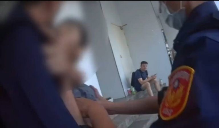 林姓醉漢遭警以妨害公務逮捕。（記者林金聖翻攝）